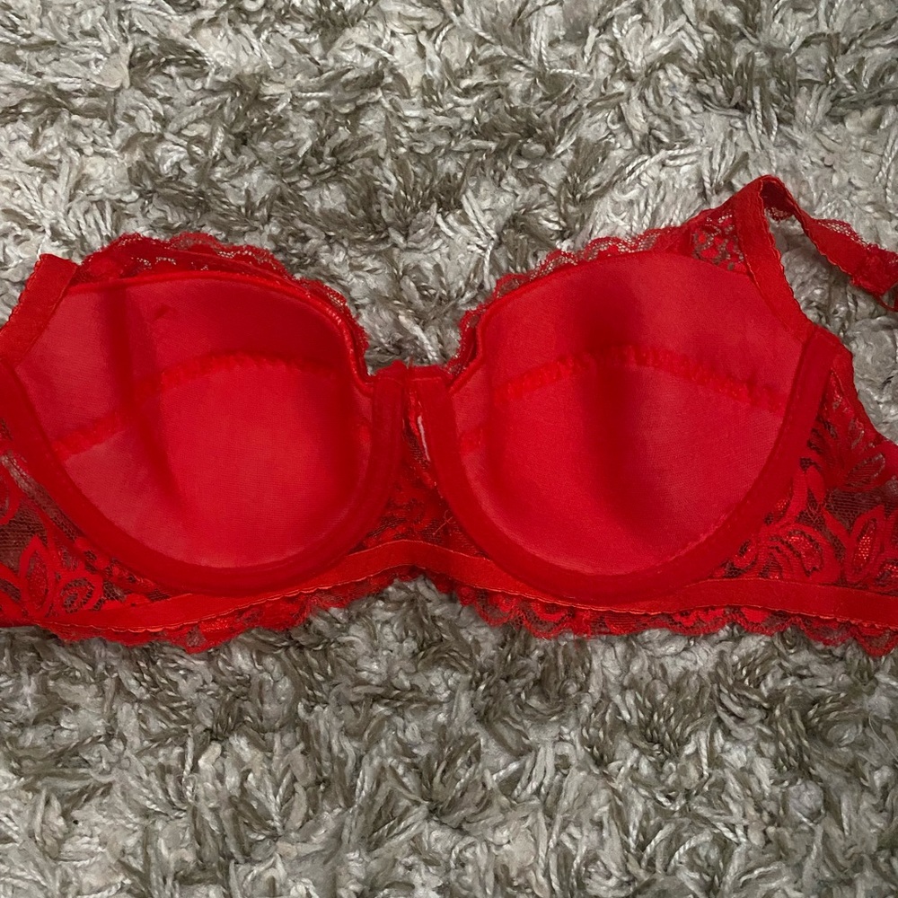 Red bra - Picture 5 of 5